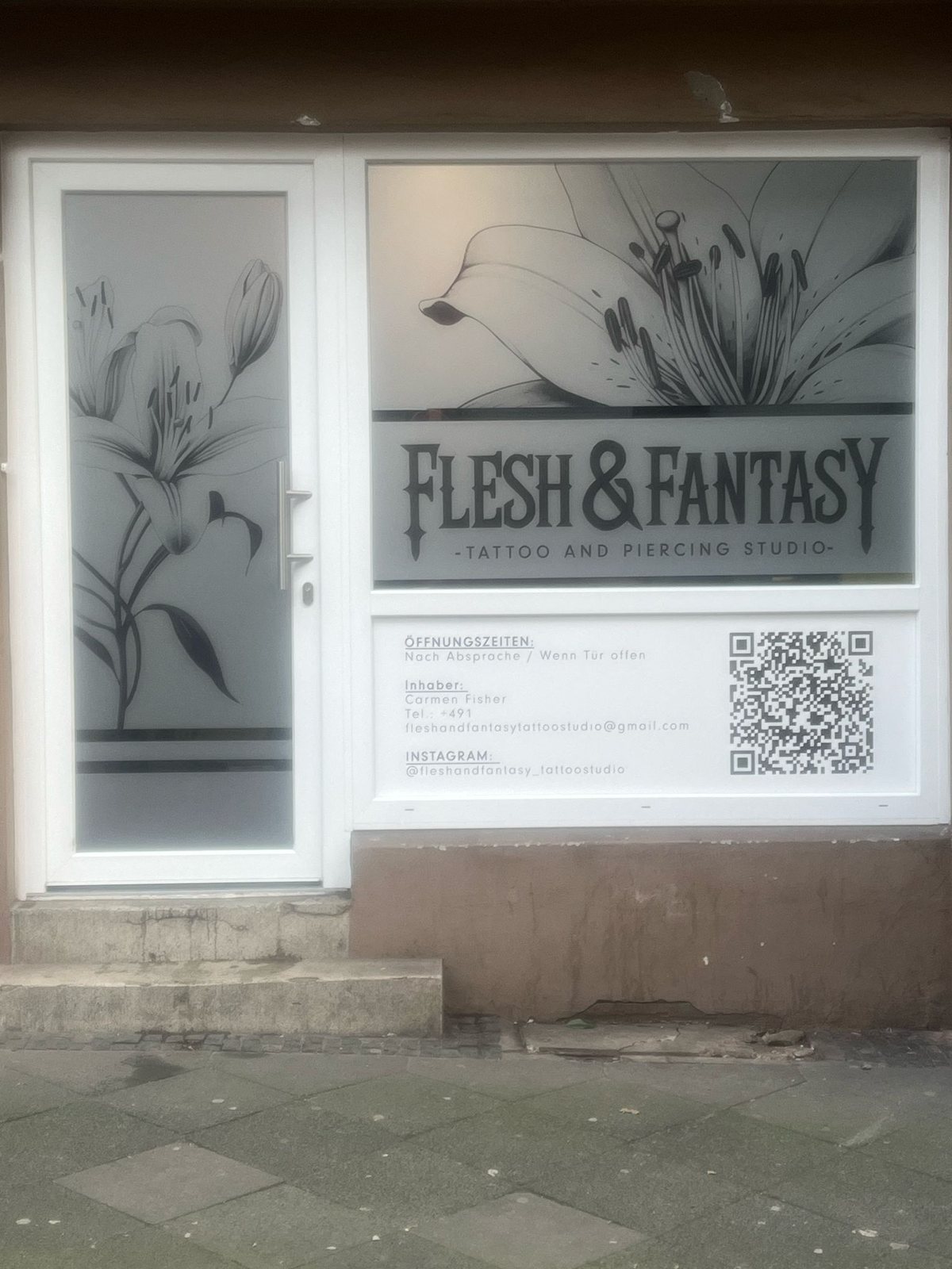 Schaufensterbeschriftung Tattoo Schaufensterbeschriftung und Glasfolie von ComTwo: Schaufensterbeschriftung Tattoo